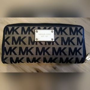 Excellent condition Michael Kors wallet